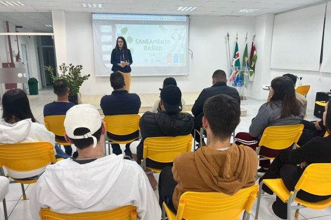 Alunos do EJA SESI participam de palestra sobre saneamento e preservação ambiental